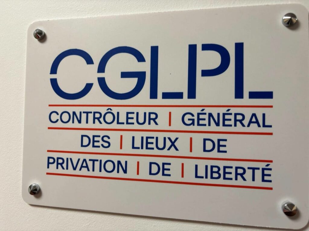 Panneau du CGLPL. 
Contrôleur général des lieux de privation de liberté.